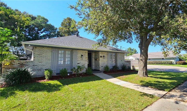 view of front of property featuring a front yard