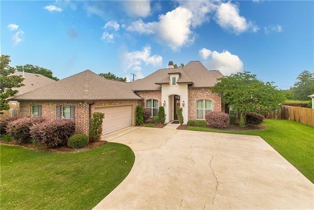 view of front of home with a garage and a front yard