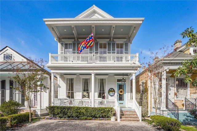 view of front of home featuring a balcony