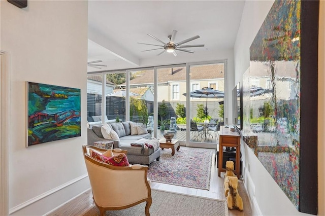 sunroom with ceiling fan