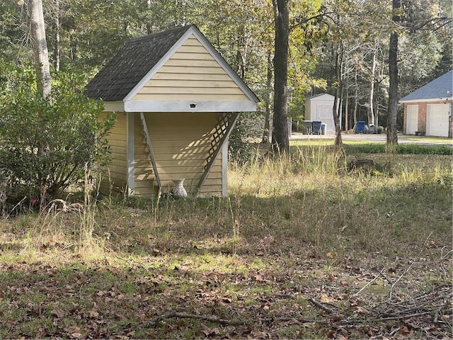 view of yard featuring a storage shed