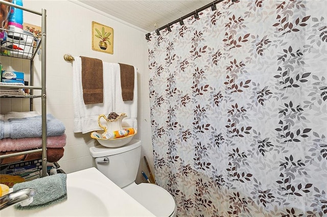 bathroom featuring curtained shower, wooden ceiling, ornamental molding, and toilet