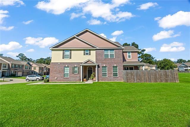 view of front of home featuring a front yard