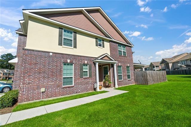 view of front of house with a front lawn