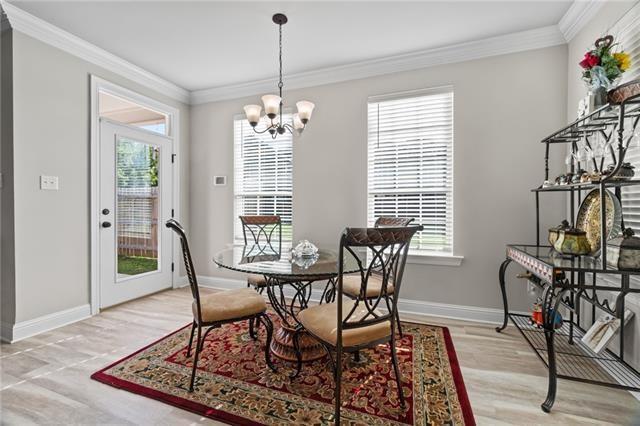 dining room featuring crown molding, a chandelier, and light hardwood / wood-style flooring