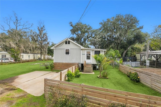 view of front facade featuring a front lawn