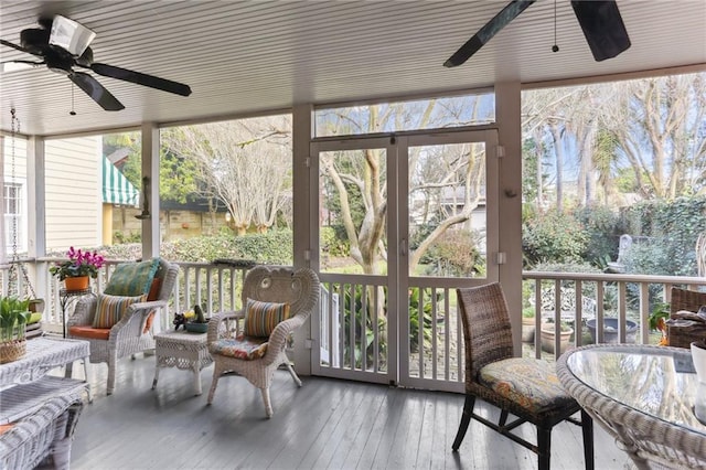 sunroom with ceiling fan