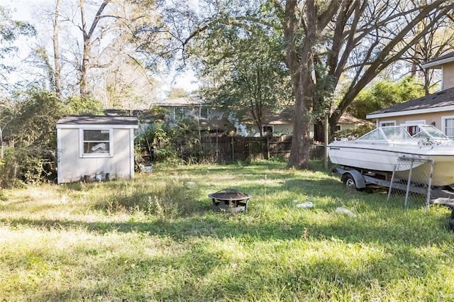 view of yard featuring an outdoor fire pit