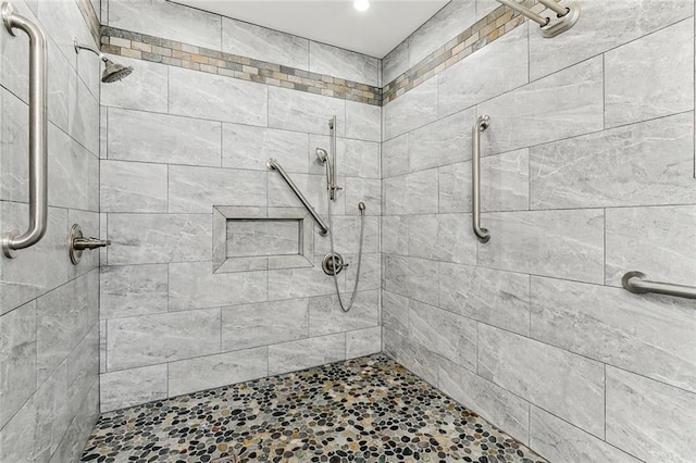 bathroom featuring a tile shower