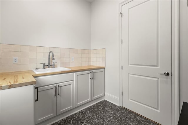 bathroom with decorative backsplash and vanity