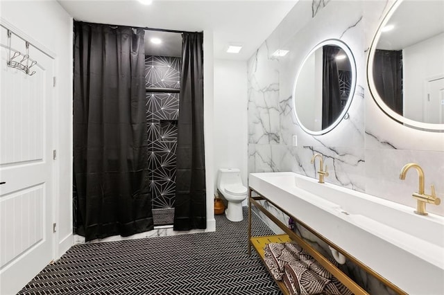 2604 Chartres St, New Orleans, LA 70130 - bathroom featuring toilet, recessed lighting, a shower, and tile walls