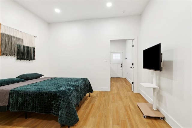 2604 Chartres St, New Orleans, LA 70130 - bedroom featuring light wood-type flooring, baseboards, and recessed lighting