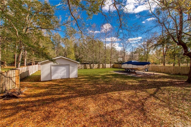 view of yard featuring an outdoor structure