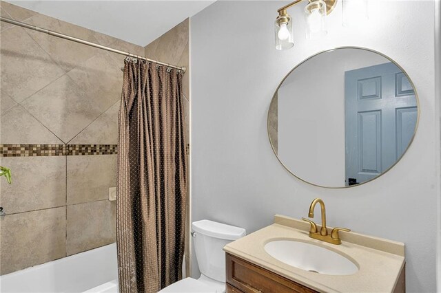 full bathroom with toilet, vanity, and shower / bath combo