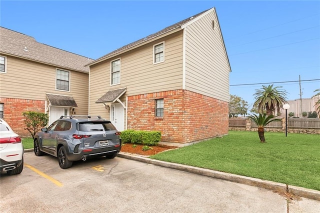 view of front of property featuring a front lawn