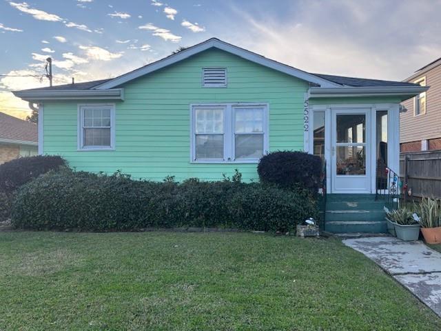 view of front of house with a front lawn