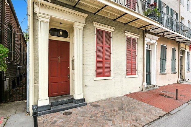 entrance to property featuring a balcony