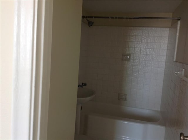 1205 St Charles Ave Unit 916, New Orleans, LA 70130 - bathroom with shower / bath combination