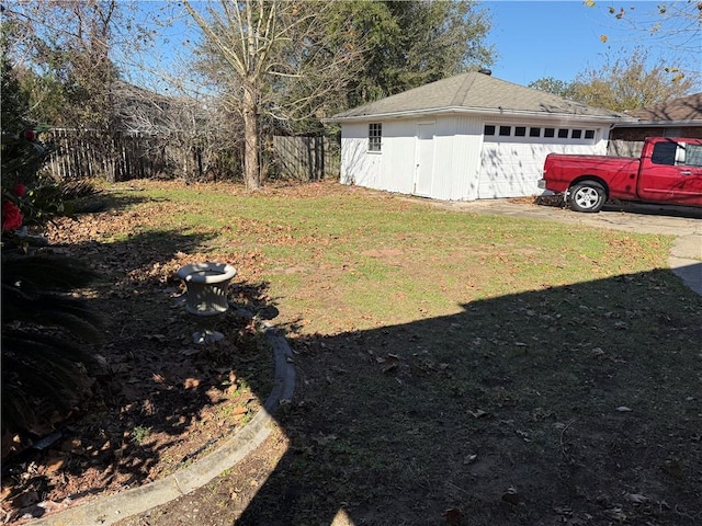 view of yard featuring an outdoor structure and a garage