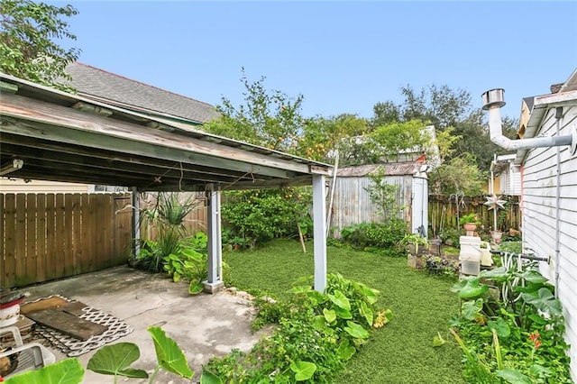 view of yard featuring a patio area