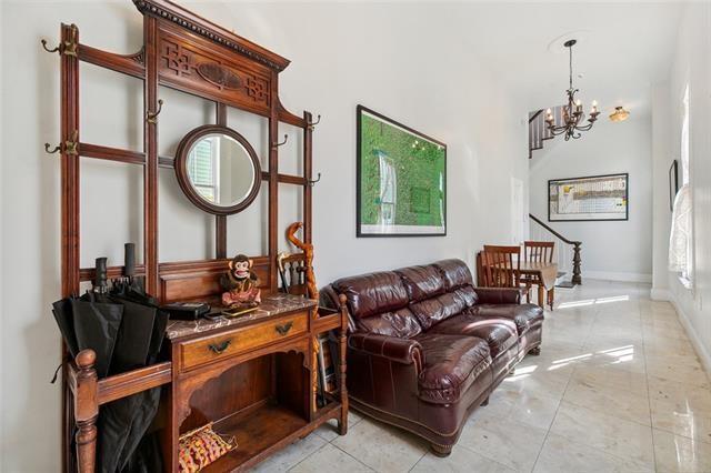 sitting room with a notable chandelier