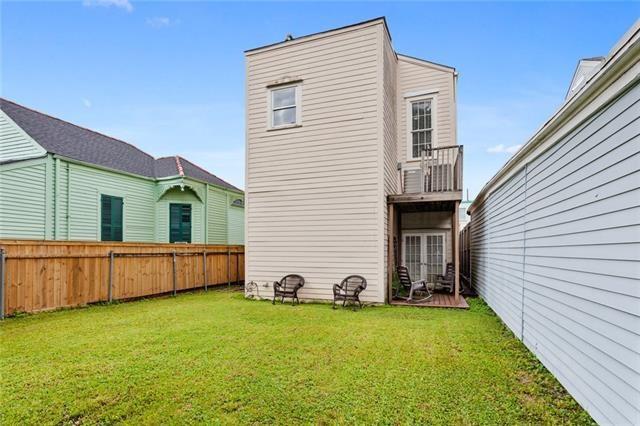 1027 Ninth St, New Orleans, LA 70115 - back of property featuring a fenced backyard and a balcony