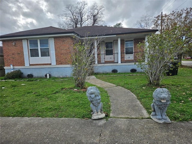 view of front of house with a porch and a front yard