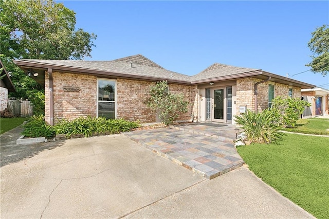 view of front of house with a front lawn