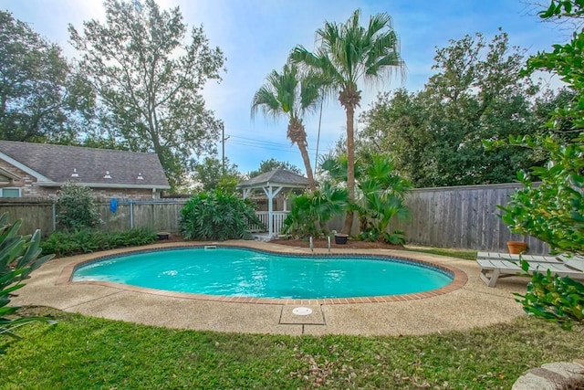 view of swimming pool