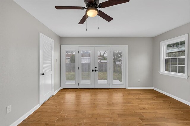 bathroom featuring hardwood / wood-style flooring, a tile shower, and ceiling fan