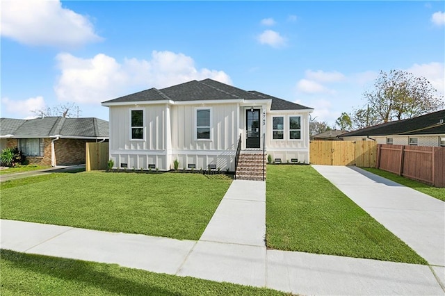 view of front of property featuring a front yard