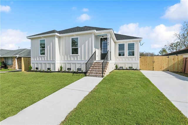 view of front of home featuring a front yard