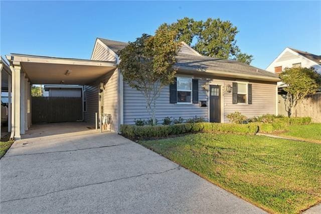 view of front facade featuring a front lawn and a carport