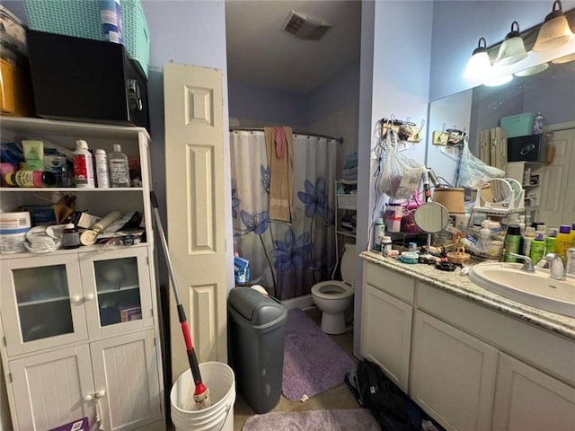 bathroom with a shower with shower curtain, vanity, and toilet