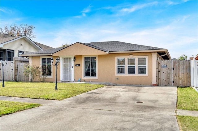 ranch-style house featuring a front yard