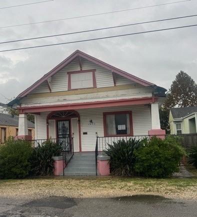 view of front facade featuring covered porch