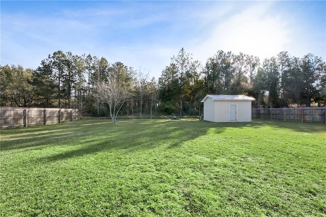 view of yard with a shed