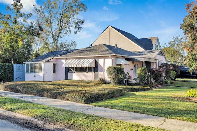 view of front of house featuring a front lawn