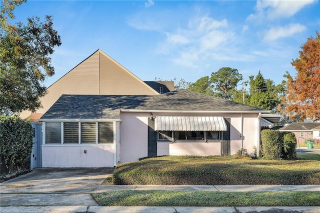 view of front of home featuring a front lawn