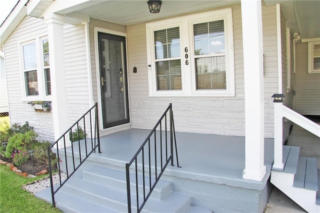 property entrance featuring a porch