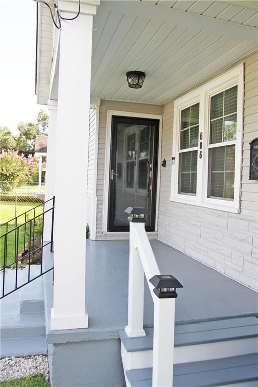 property entrance with covered porch