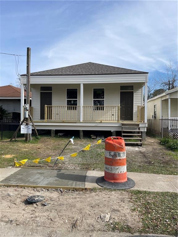 view of front of house featuring covered porch