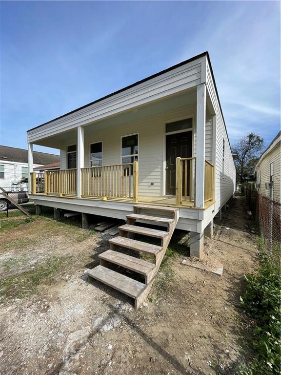 view of front facade with covered porch