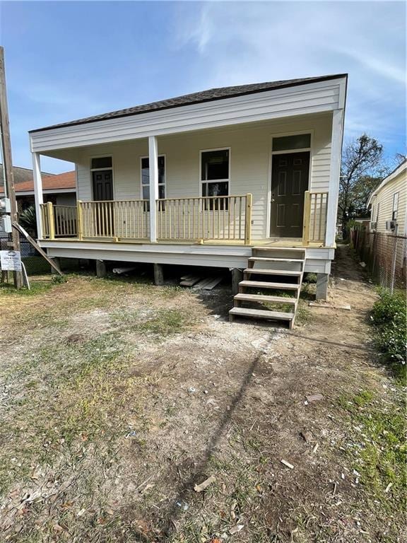 view of front of property featuring covered porch