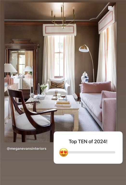 sitting room with crown molding and an inviting chandelier