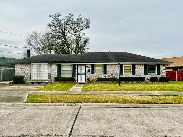 ranch-style house with a front yard