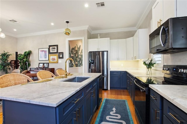 dining space featuring crown molding, sink, and light hardwood / wood-style floors