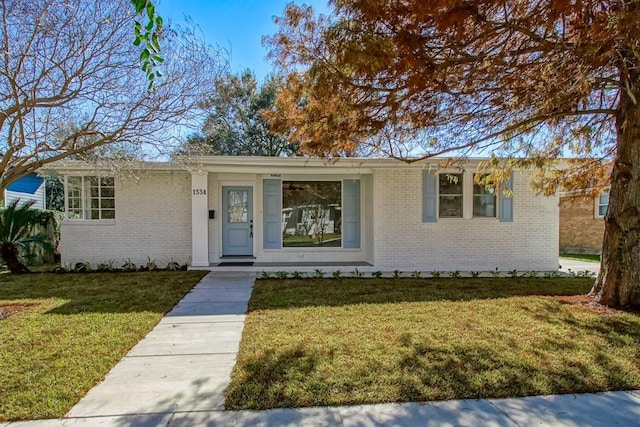 single story home featuring a front yard