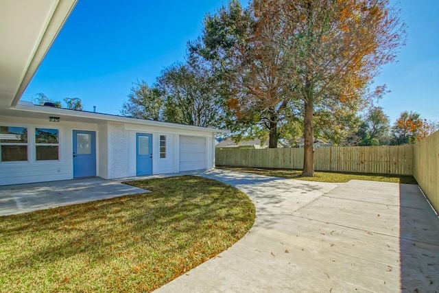 view of yard featuring a patio area