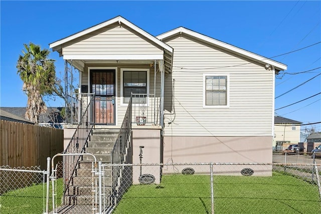 view of front of property with a front lawn and covered porch